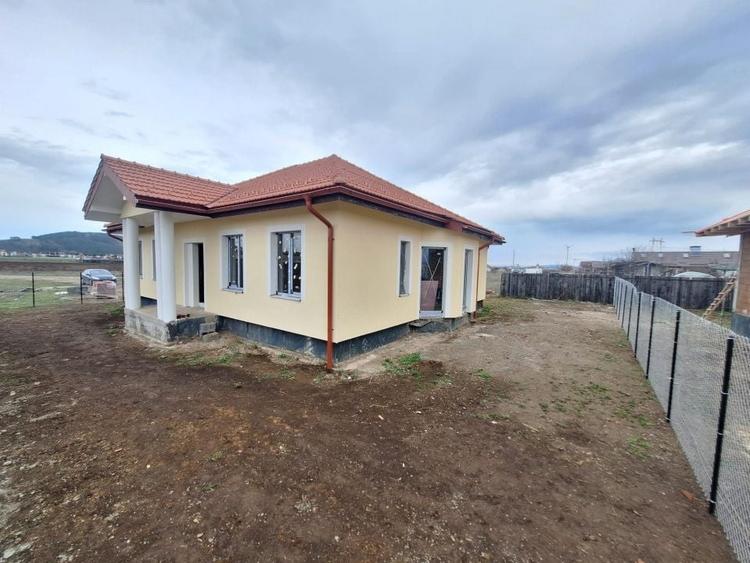 Casă individuală cu 4 camere cu Canalizare în Sânpetru