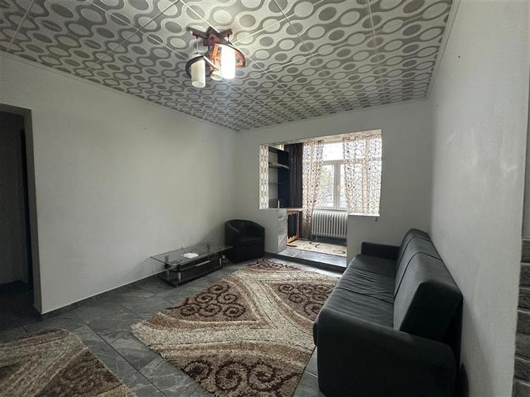 Apartament cu 3 camere semidecomandat, mobilat în Podu Roș