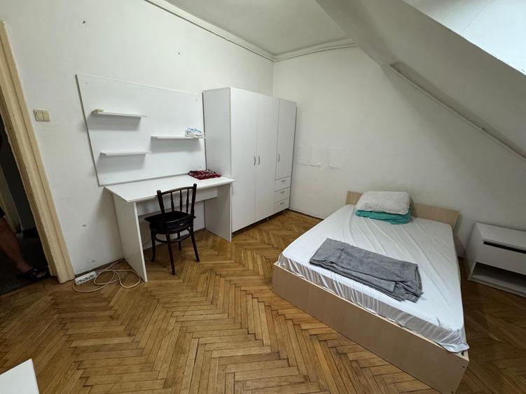 Inchiriere apartament spatios mansarda 5 camere in vila curte Cotroceni metrou - 2