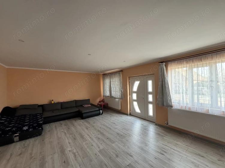 Casă cu 4 camere cu Teren 500 Mp în Sânmihaiu Român
