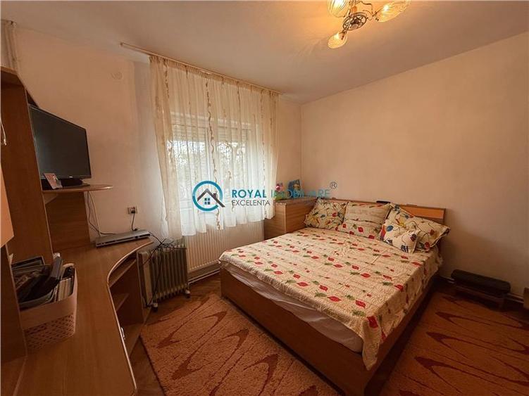 Casă individuală cu 8 camere cu Canalizare în Păulești