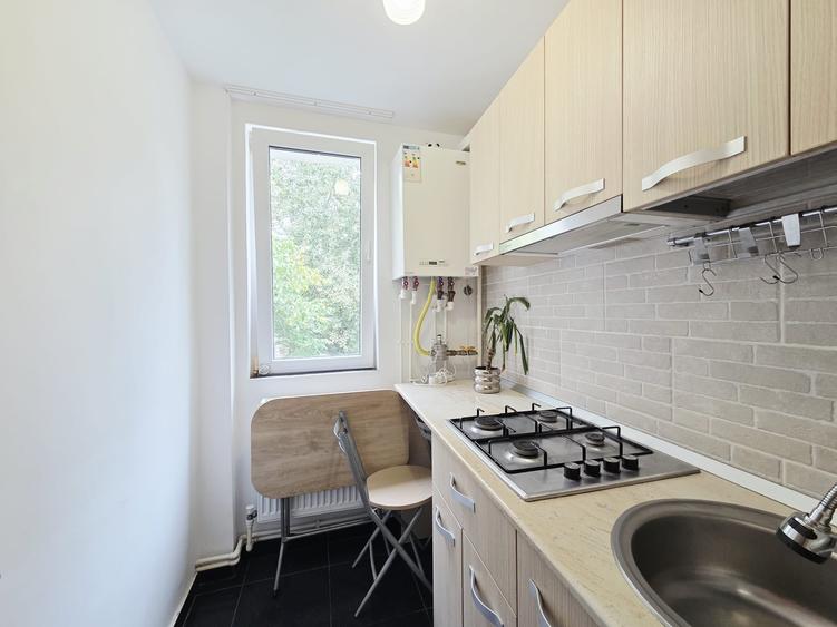 Apartament cu 3 camere semidecomandat în Micro 19