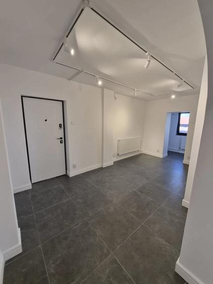 Apartament cu 5 camere decomandat în Est
