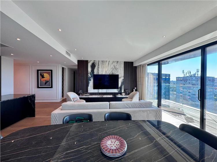 Apartament cu 4 camere decomandat în Floreasca