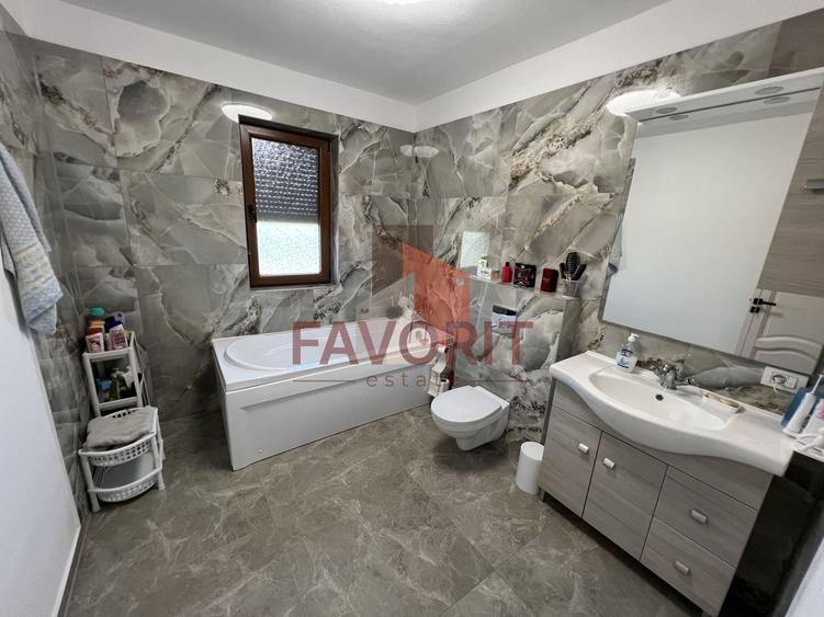 Casă individuală cu 5 camere cu Canalizare în Plopi