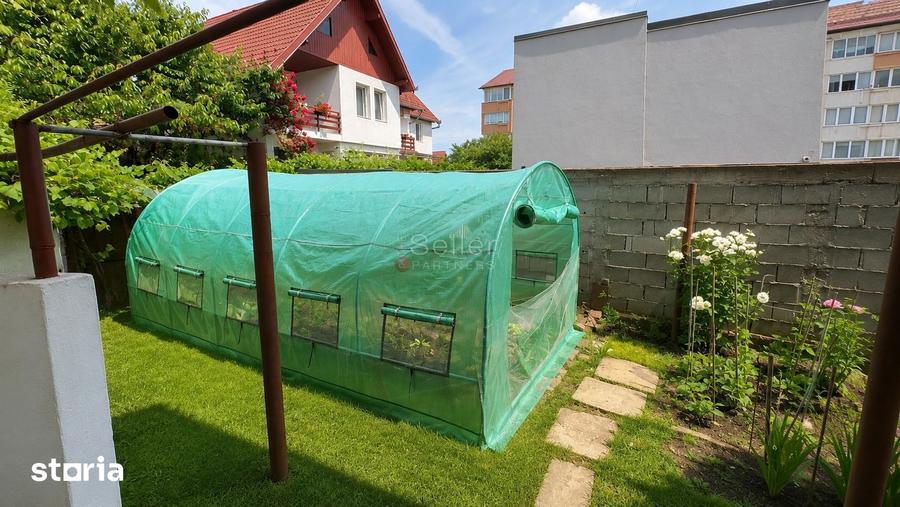 Casă cu 9 camere cu Teren 409 Mp în Noua