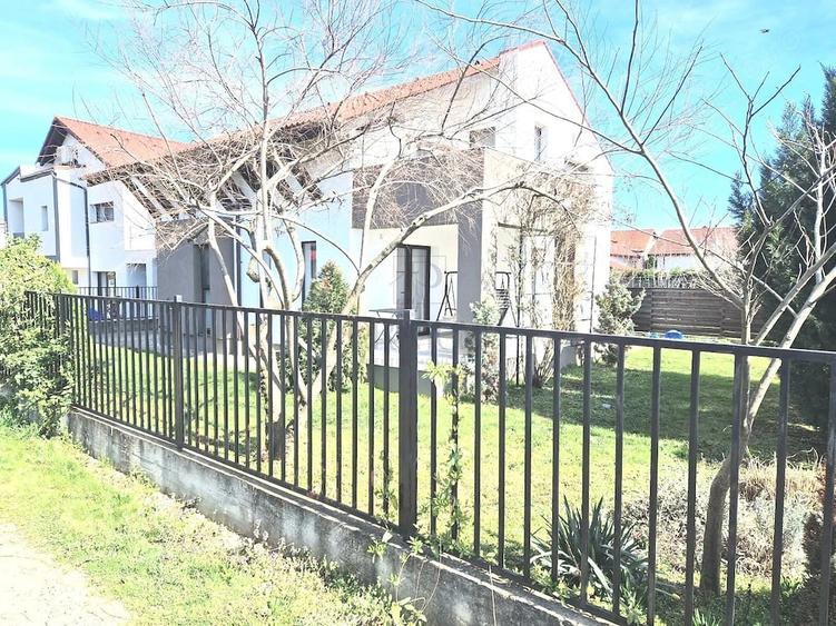 Casă cu 4 camere cu Teren 600 Mp în Dumbrăvița