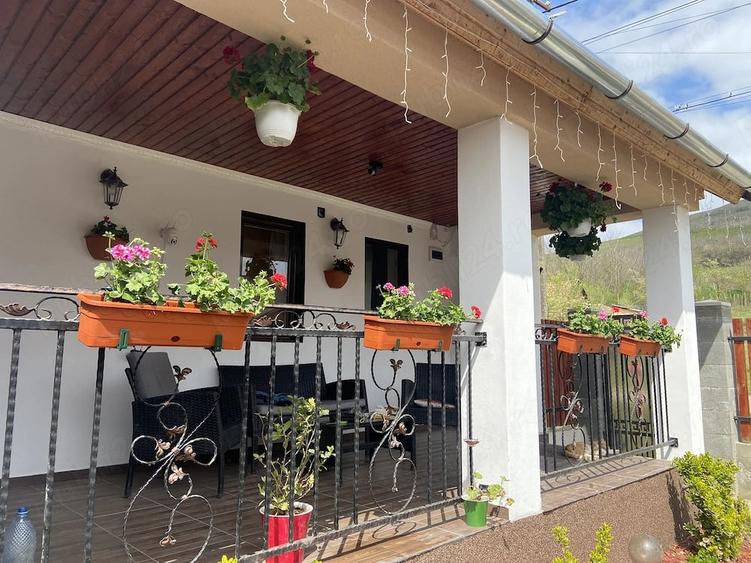 Casă cu Teren 1550 Mp în Roșia de Secaș