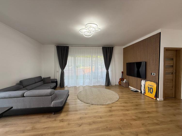 Casă individuală cu 4 camere cu Garaj în Florești