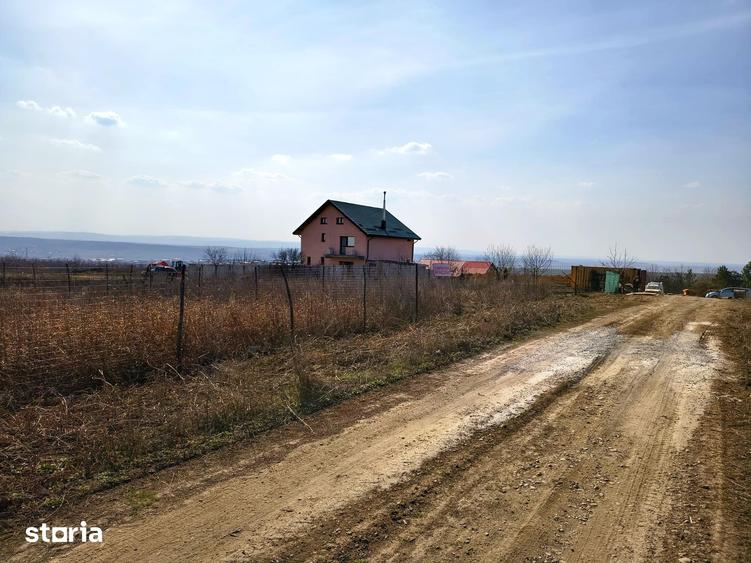 Teren de 591 mp, în Podu Roș