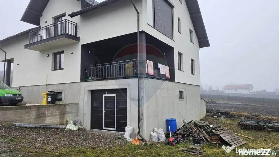 Casă cu 5 camere cu Teren 2500 Mp în Moara