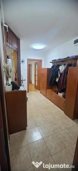 Apartament cu 3 camere semidecomandat în Florilor
