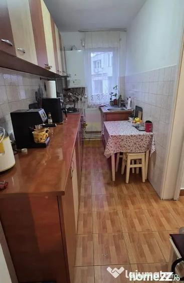 Apartament cu 3 camere decomandat în Piața Centrală