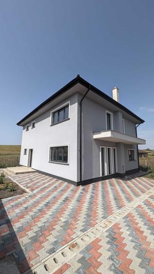 Casă cu 4 camere în Jucu