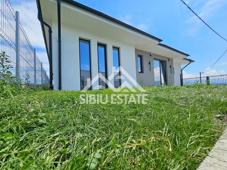 Duplex cu 4 camere cu Canalizare în Roșia