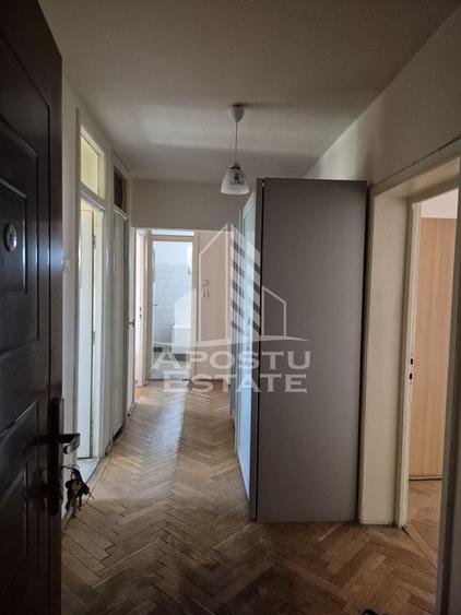 Apartament cu 3 camere decomandat în Lipovei