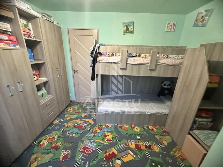 Apartament cu 3 camere semidecomandat, mobilat în Buziașului