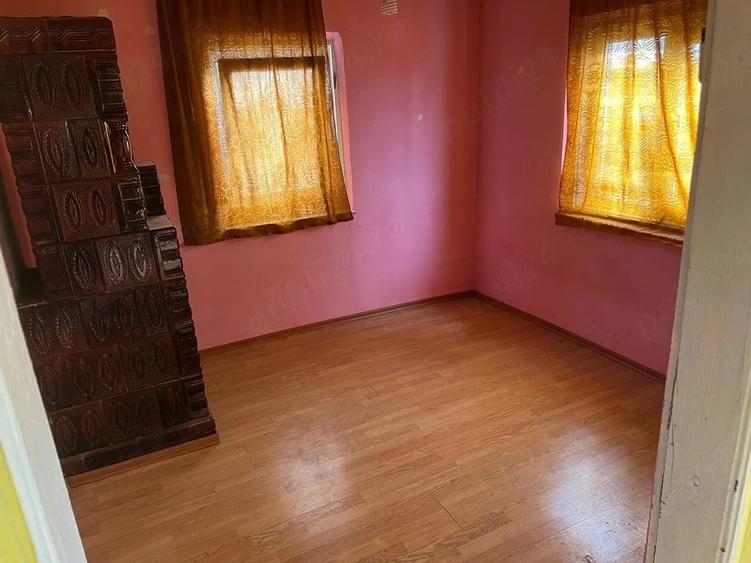 Casă cu 2 camere cu Teren 1000 Mp în Izvoru