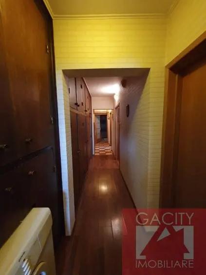 Apartament cu 3 camere decomandat în Lacul Tei