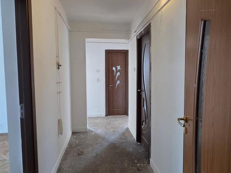 Apartament cu 3 camere decomandat în Craiovița Nouă