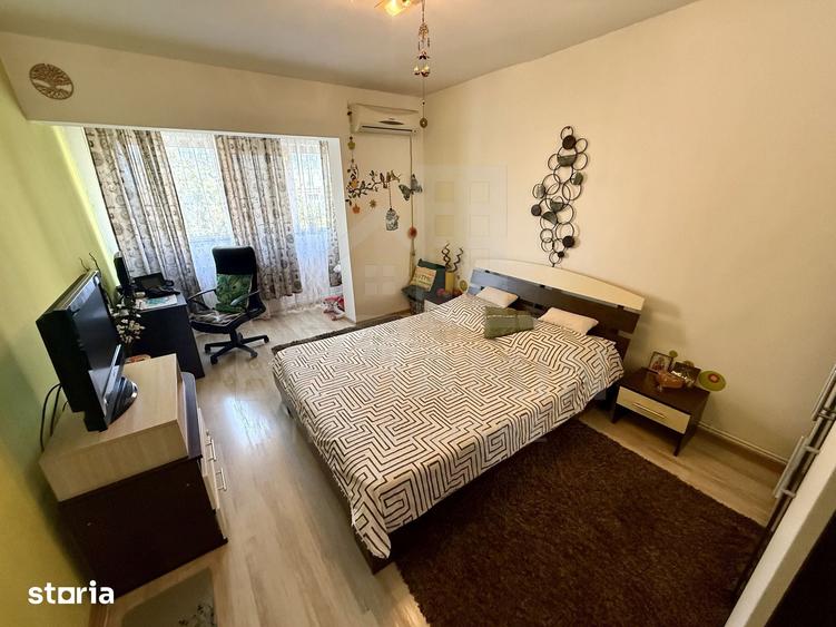 Apartament cu 3 camere semidecomandat în Craiovița Nouă