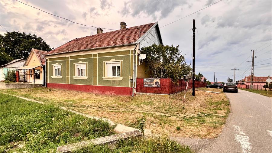 Casă individuală cu 3 camere cu Garaj în Roșiori