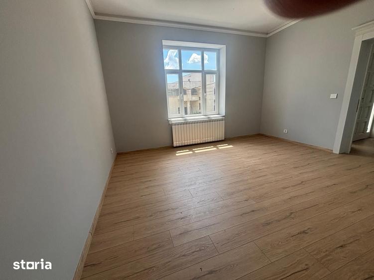 Casă cu 10 camere cu Teren 400 Mp în Copou