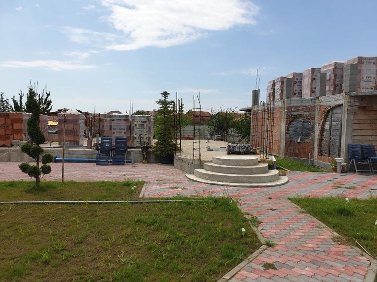 Casă cu 5 camere cu Teren 2600 Mp în Central