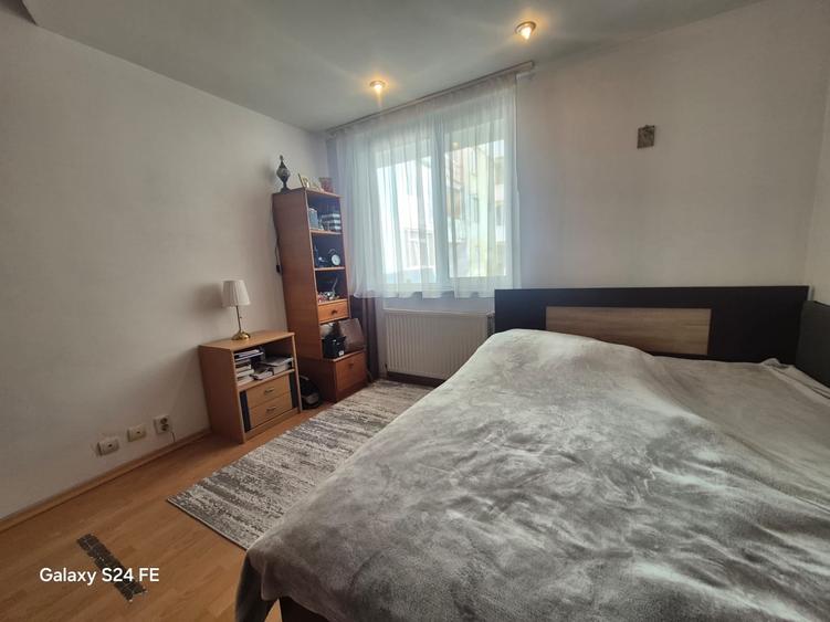 Apartament cu 4 camere decomandat în Precista