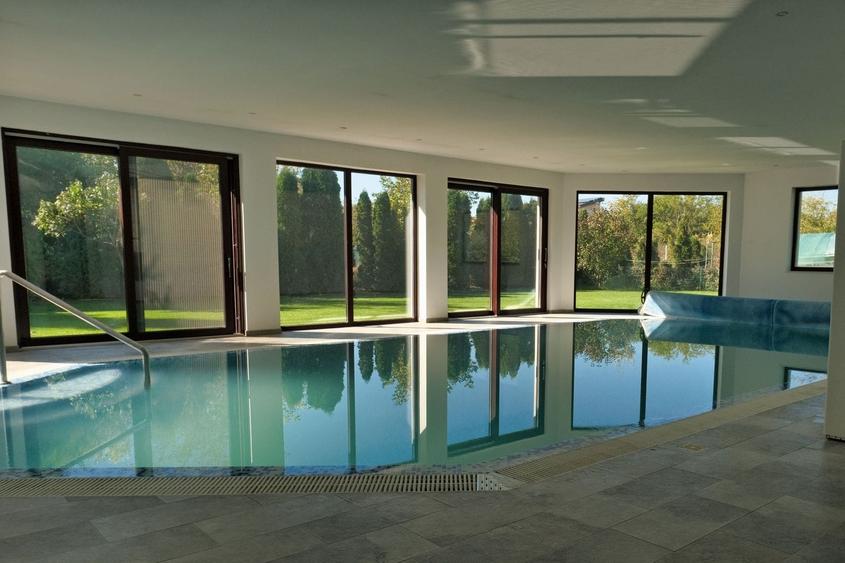 Casă individuală cu 10 camere cu Canalizare în Central