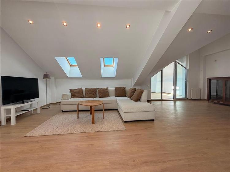 Apartament cu 3 camere semidecomandat, mobilat în Colentina