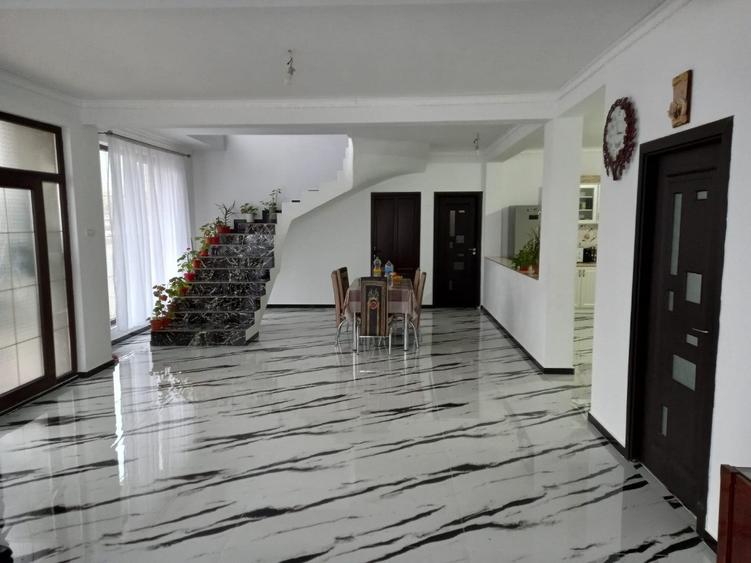 Casă cu 5 camere cu Teren 400 Mp în Central