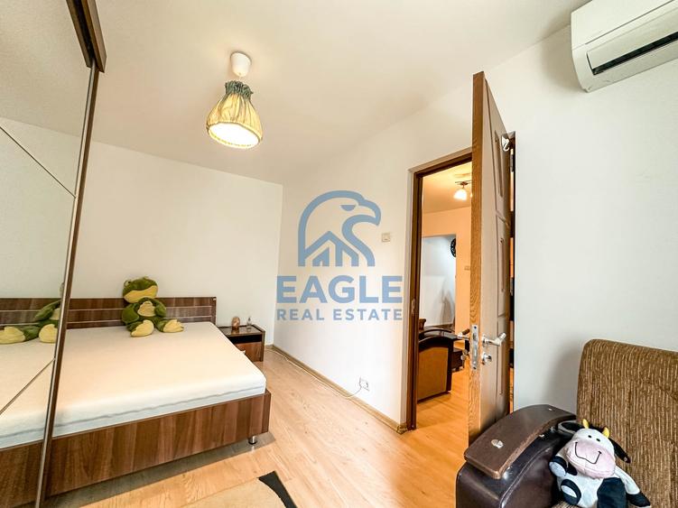 Apartament cu 3 camere semidecomandat, mobilat în Casa de Cultură