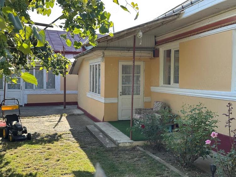 Casă cu 2 camere cu Teren 1400 Mp în Moțca