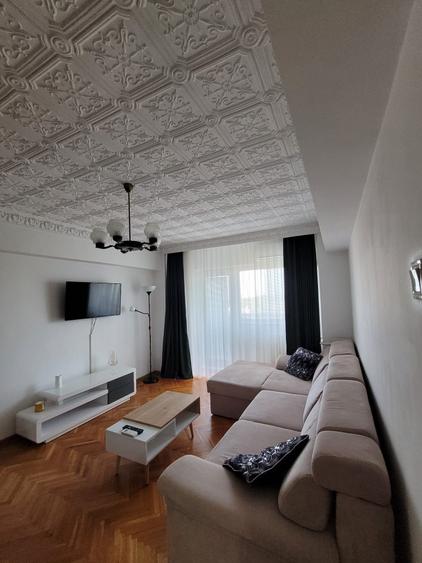 Apartament cu 3 camere semidecomandat în Șerban Vodă