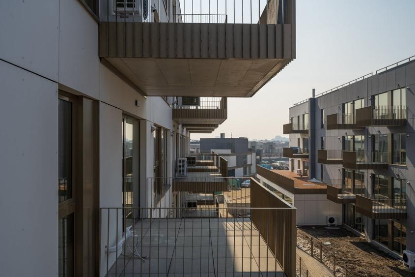 Apartament cu 3 camere semidecomandat în Sisești