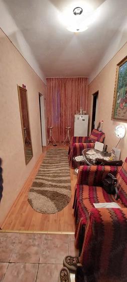 Apartament cu 3 camere semidecomandat în Deveselu