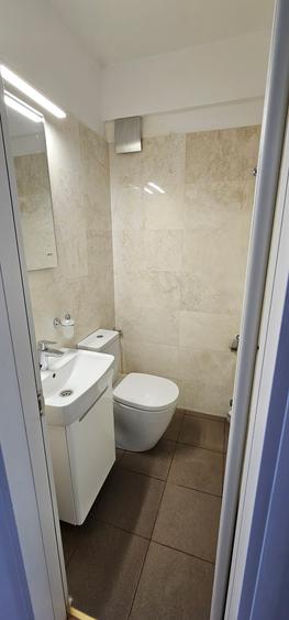 Apartament cu 5 camere decomandat în Polonă