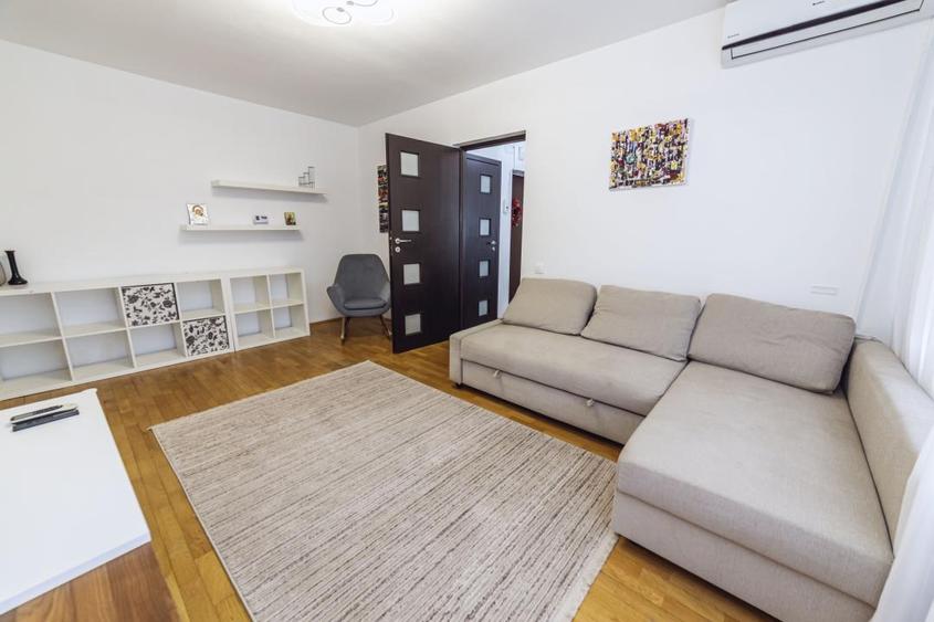 Apartament cu 3 camere semidecomandat, mobilat în Titan