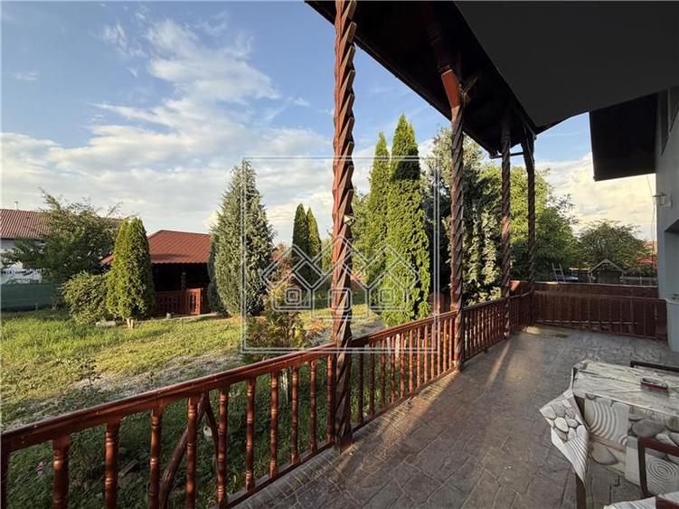 Duplex cu 5 camere cu Canalizare în Cârțișoara