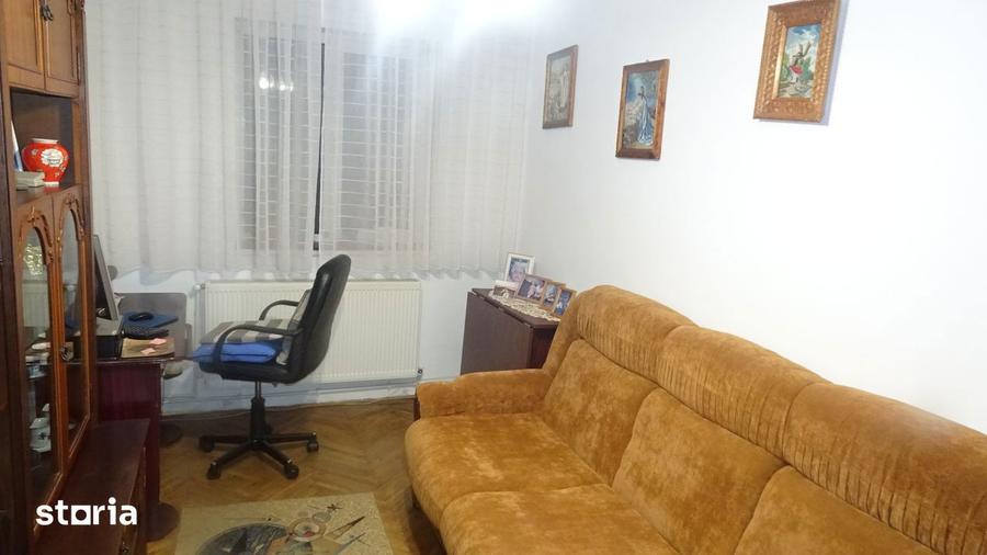 Apartament cu 3 camere decomandat în Scărișoara