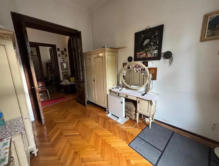 Apartament cu 4 camere decomandat în Cotroceni