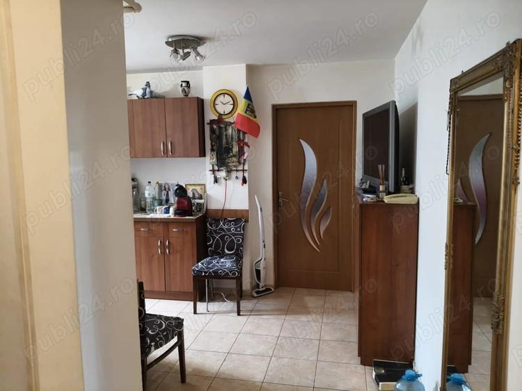 Apartament cu 3 camere semidecomandat în Lipovei