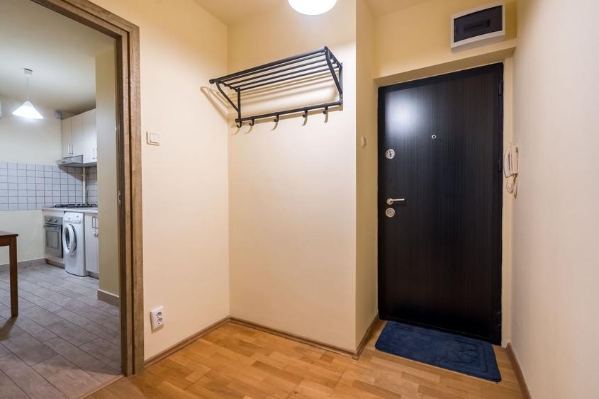 Apartament cu 2 camere decomandat, mobilat în P-ța Victoriei