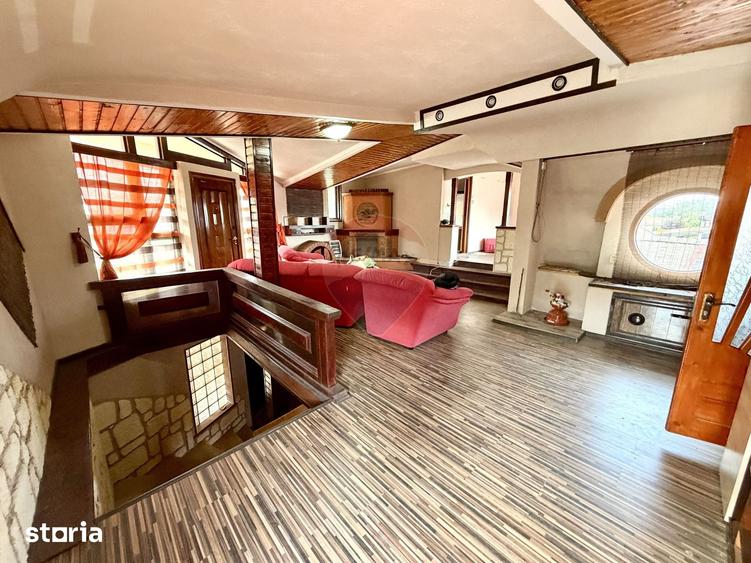 Casă cu 9 camere cu Teren 500 Mp în Central