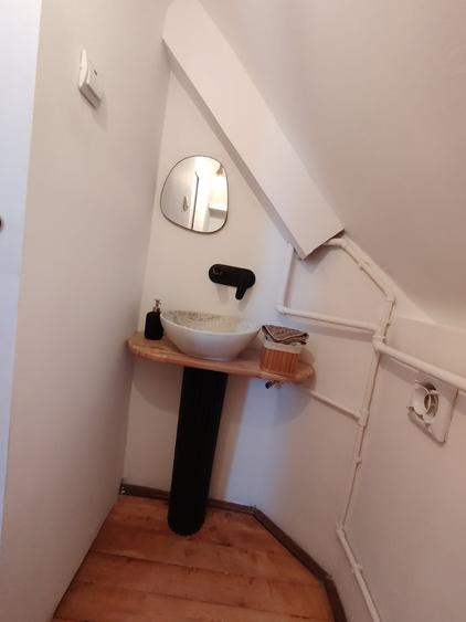 Apartament cu 4 camere semidecomandat în P-ța Victoriei