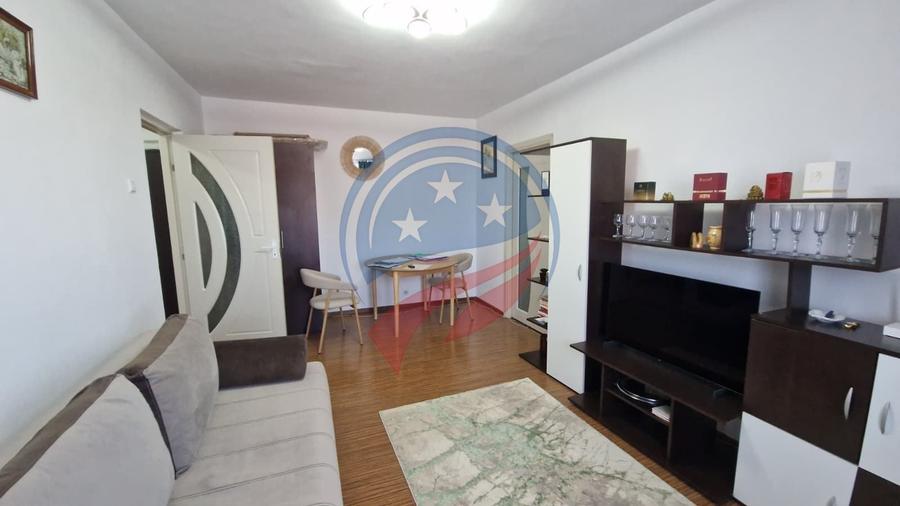 Apartament cu 2 camere semidecomandat, mobilat în Craiovița Nouă