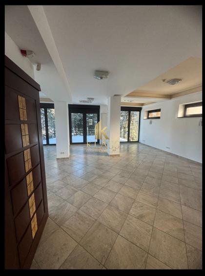 Casă individuală cu 10 camere cu Teren 670 Mp în Sisești
