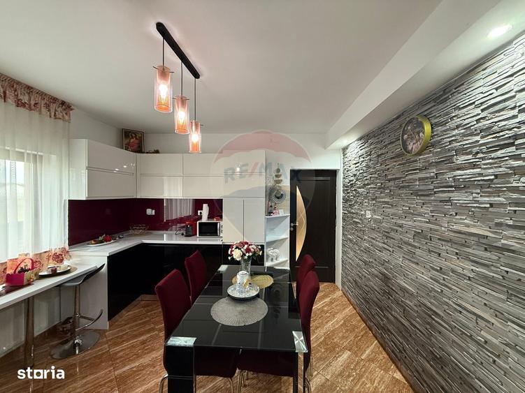 Casă cu 5 camere cu Teren 375 Mp în Șerbănești