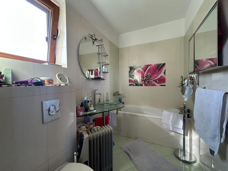 Penthouse cu 3 camere semidecomandat în Herăstrău